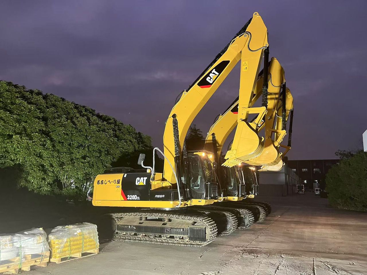 Escavatore cingolato Caterpillar 320D2L del 2022, vista laterale