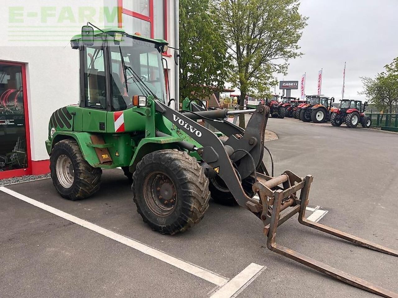2006 Volvo L30B wheel loader, side view with pallet forks 2006 Volvo L30B wheel loader, side view with pallet forks