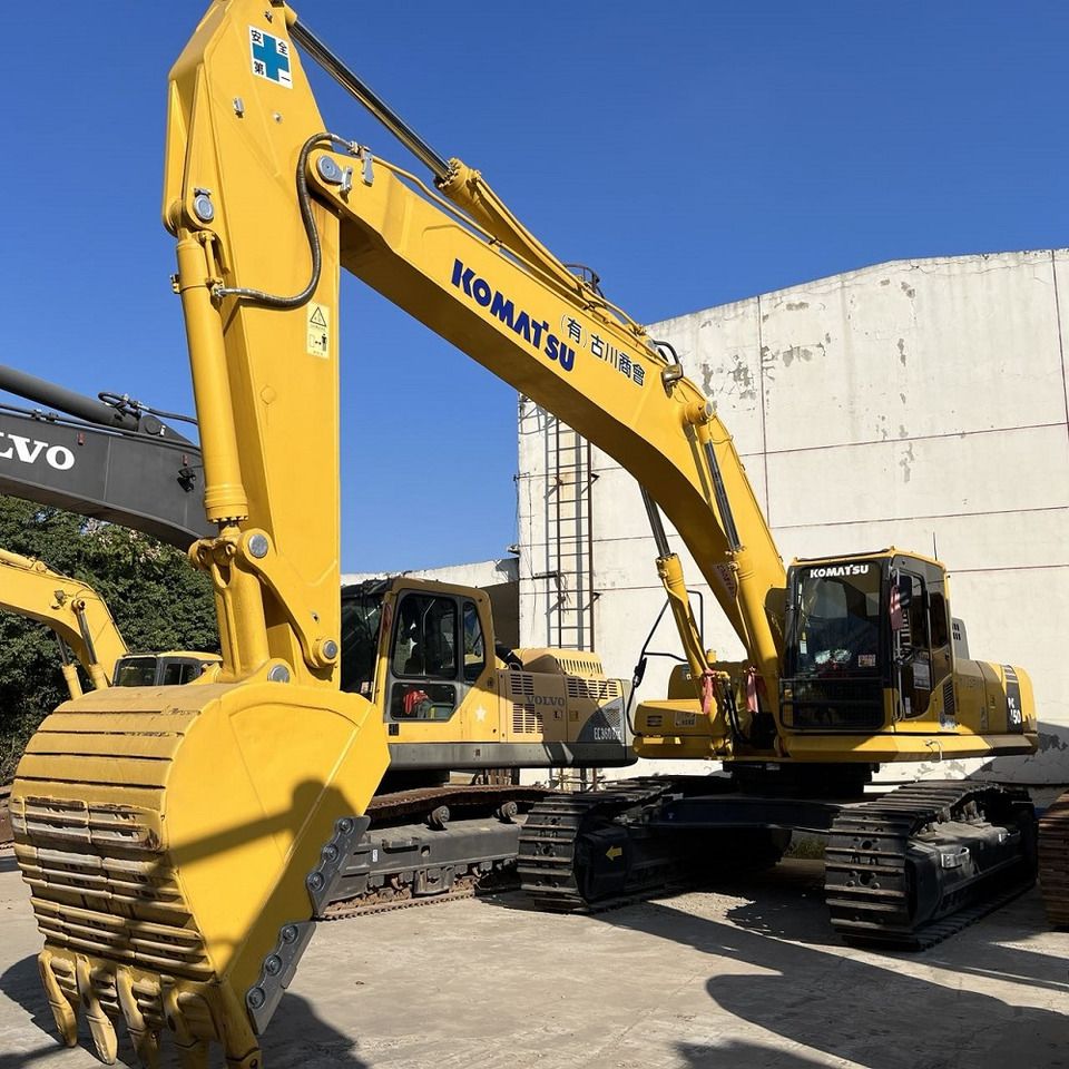 Komatsu PC450-8 crawler excavator, side view