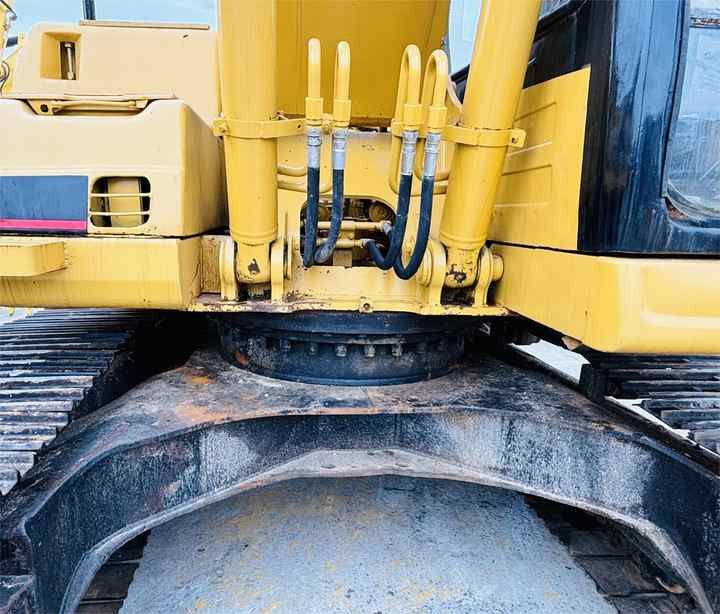 2018 Caterpillar 320BL crawler excavator boom base view