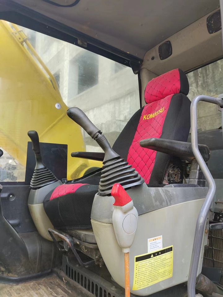 Гусеничний екскаватор 2018 Komatsu PC200-8, інтер'єр кабіни