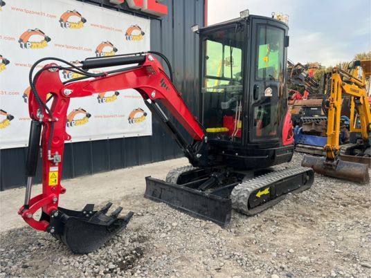 JPC HT25 mini excavator, side view