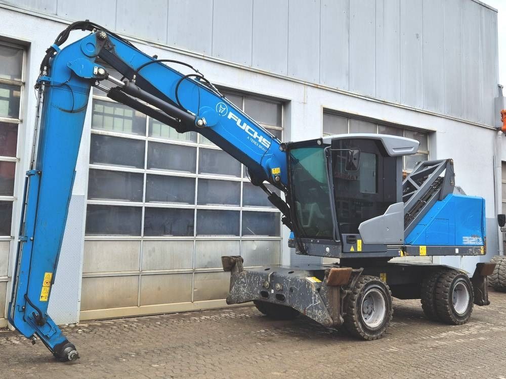 2020 Fuchs MHL320F material handler, side view