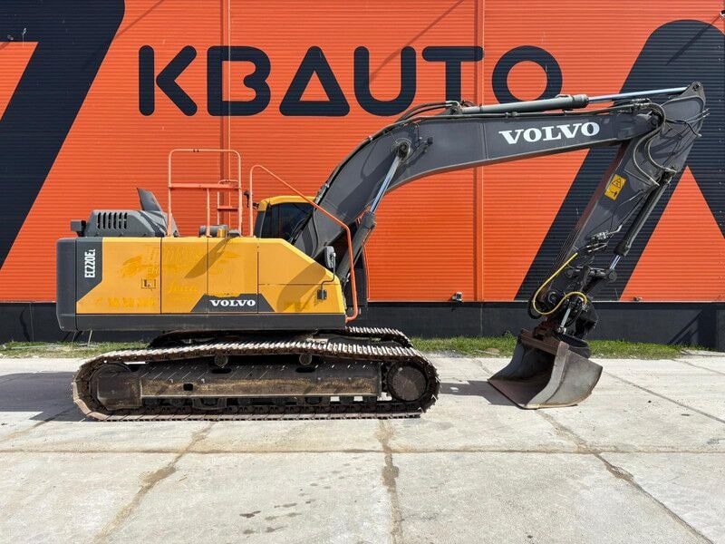 2018 Volvo EC220EL crawler excavator, side profile view