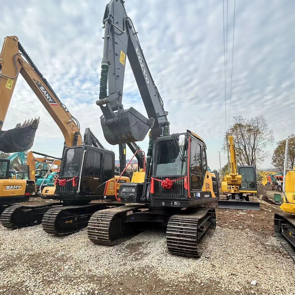 2020 Volvo EC140CL crawler excavator, front three-quarter view
