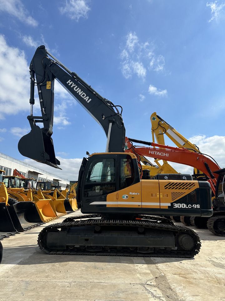 Hyundai R300LC-9S crawler excavator, side view