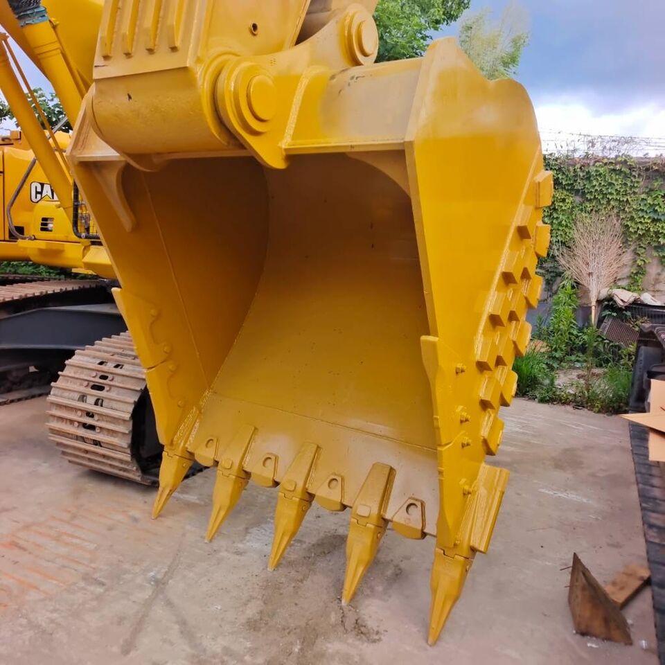 2024 Caterpillar 345D crawler excavator bucket close-up