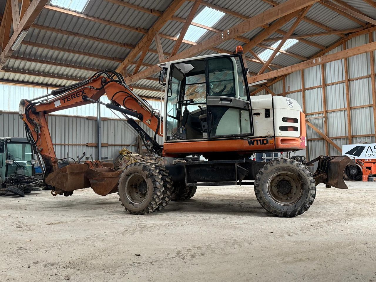 2007 Terex TW 110 wheel excavator side view