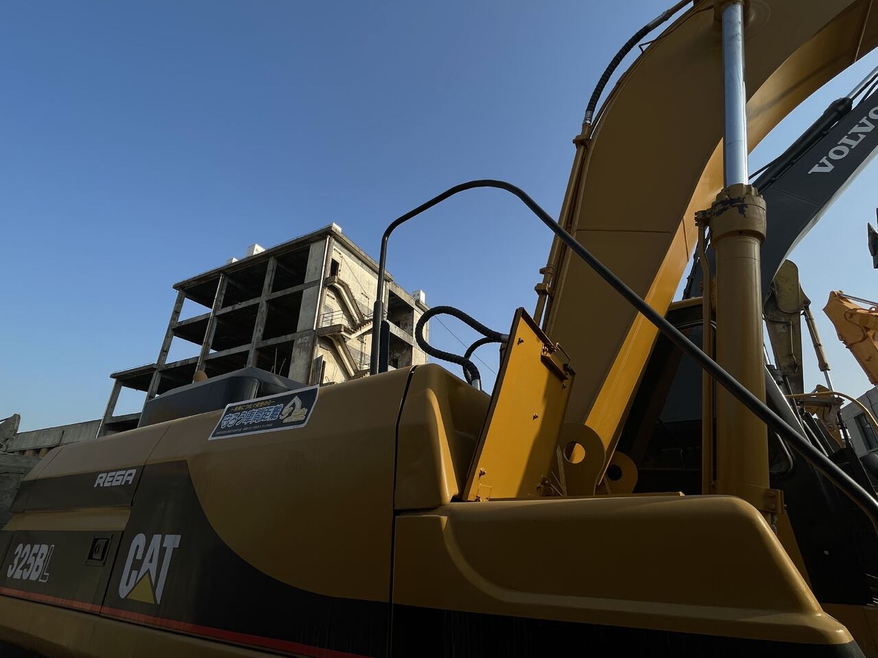 2010 Caterpillar 325BL crawler excavator side view