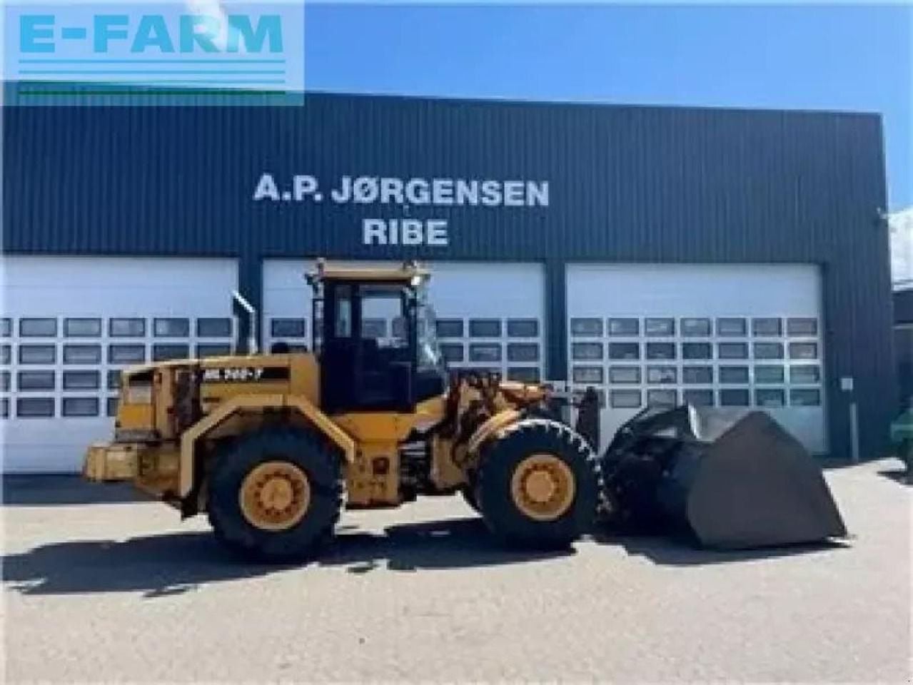 2005 Hyundai HL 740-7 wheel loader, side profile view 2005 Hyundai HL 740-7 wheel loader, side profile view