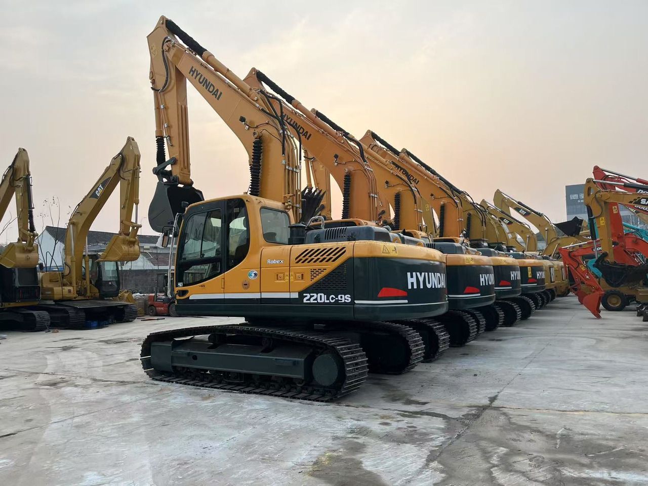 2022 Hyundai R220LC-9S crawler excavator, side view 2022 Hyundai R220LC-9S crawler excavator, side view