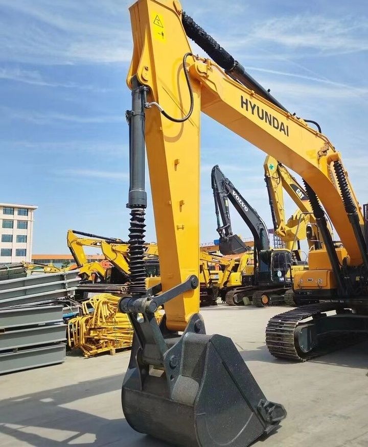 Hyundai R220-9S crawler excavator boom and bucket detail