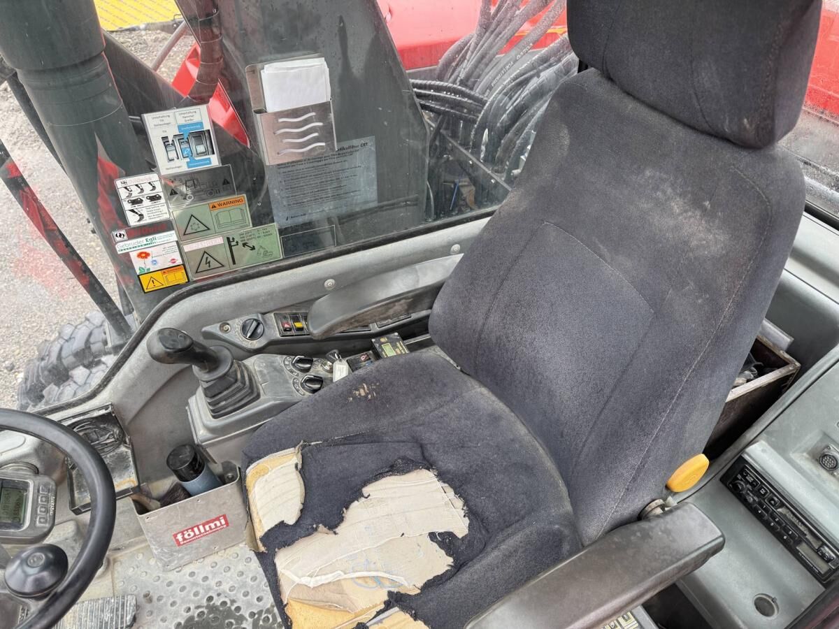 2005 Volvo EW160B wheel excavator interior view