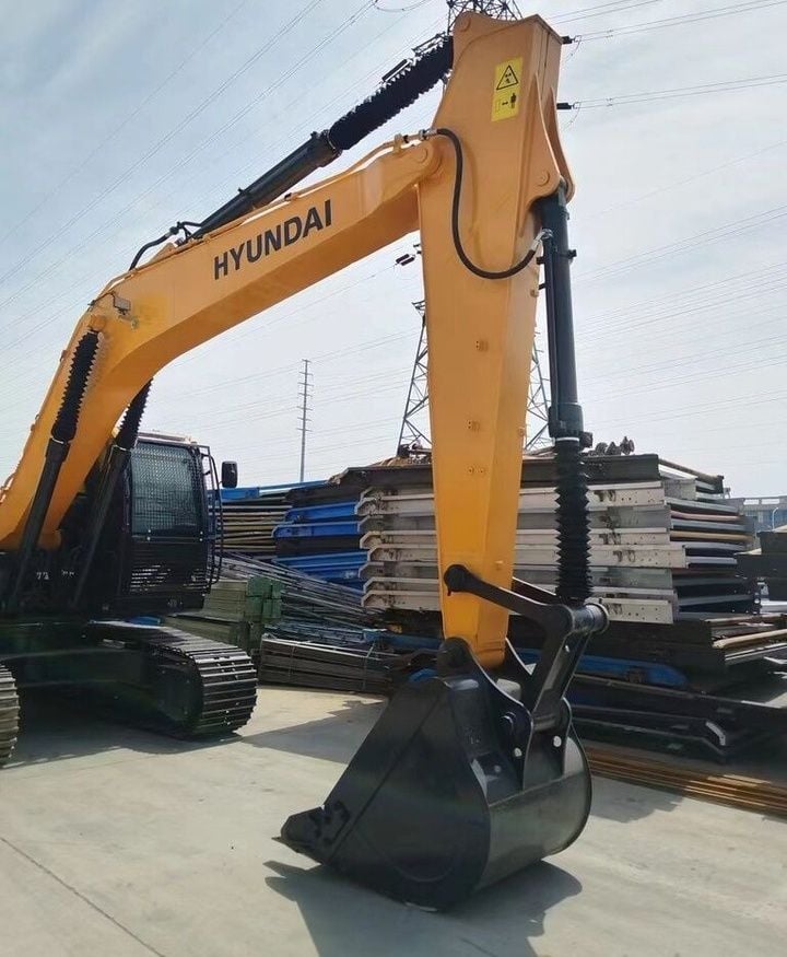Hyundai R220-9S crawler excavator side view