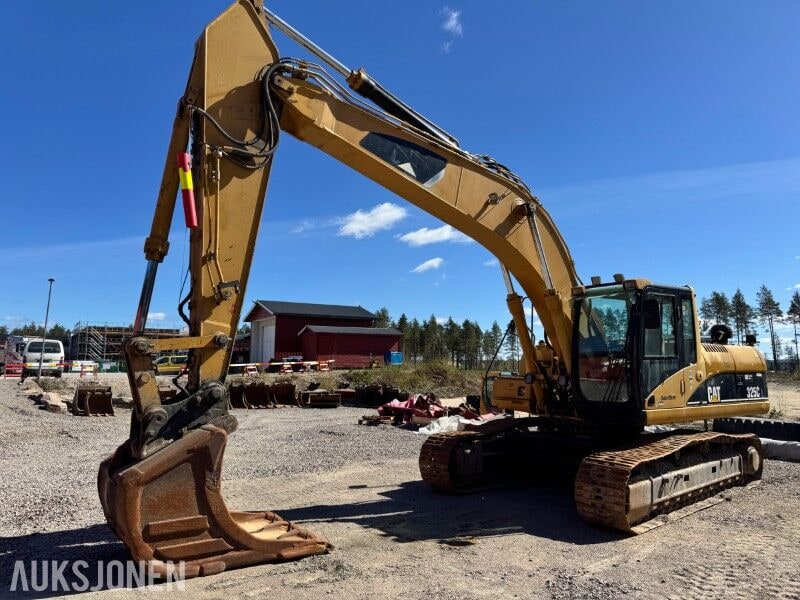 2005 Caterpillar 325C crawler excavator, side view