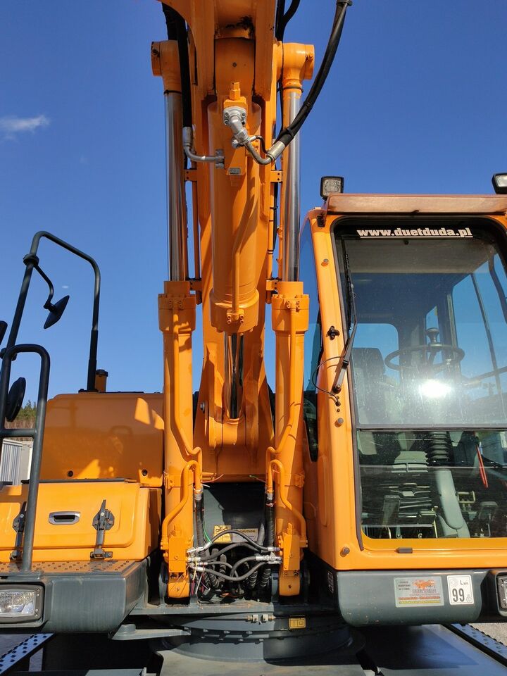 2014 Hyundai R140W-9 wheel excavator, close-up of cab and boom