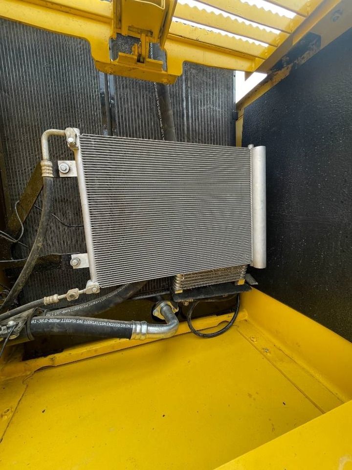 Detalhe do radiador e sistema de arrefecimento 2024 Komatsu PC200-8