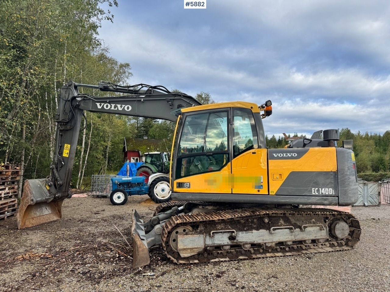 2013 Volvo EC140DL crawler excavator, side view