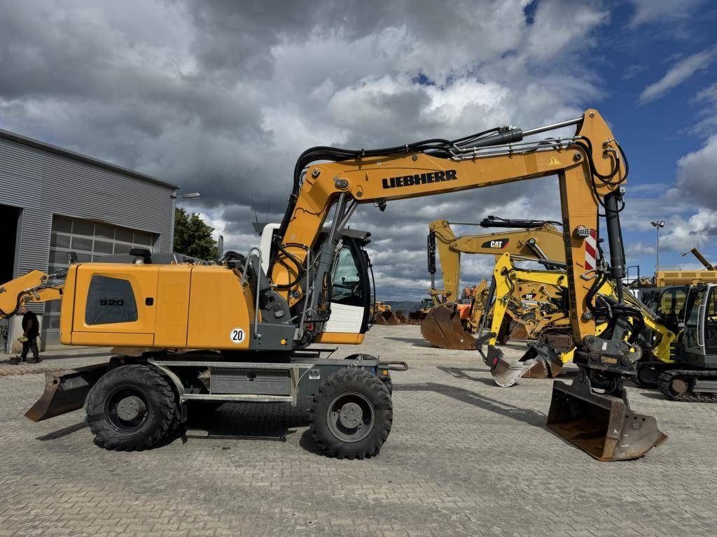 2016 Liebherr A920LITRONIC wheel excavator side view