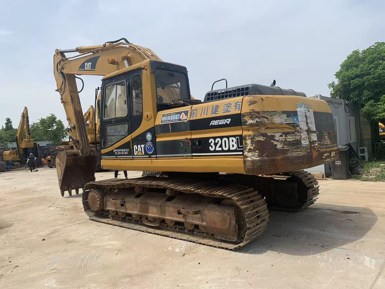 2015 Caterpillar 320BL crawler excavator, rear three-quarter view