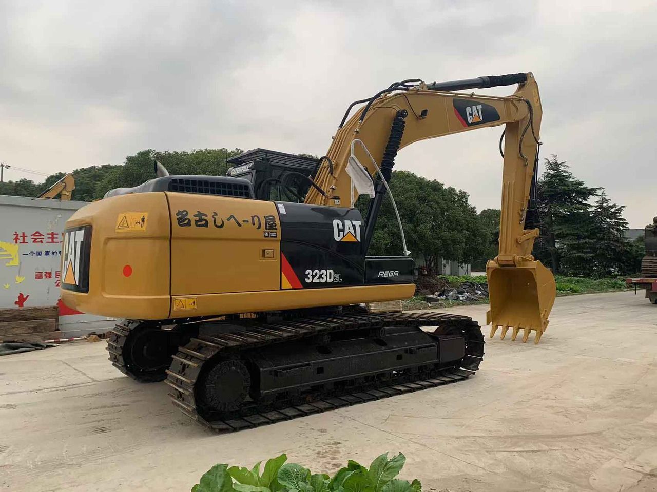 2023 Caterpillar 323D2L crawler excavator, rear three-quarter view