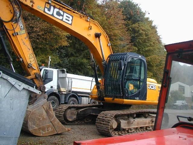 2015 JCB JS220LC crawler excavator side view
