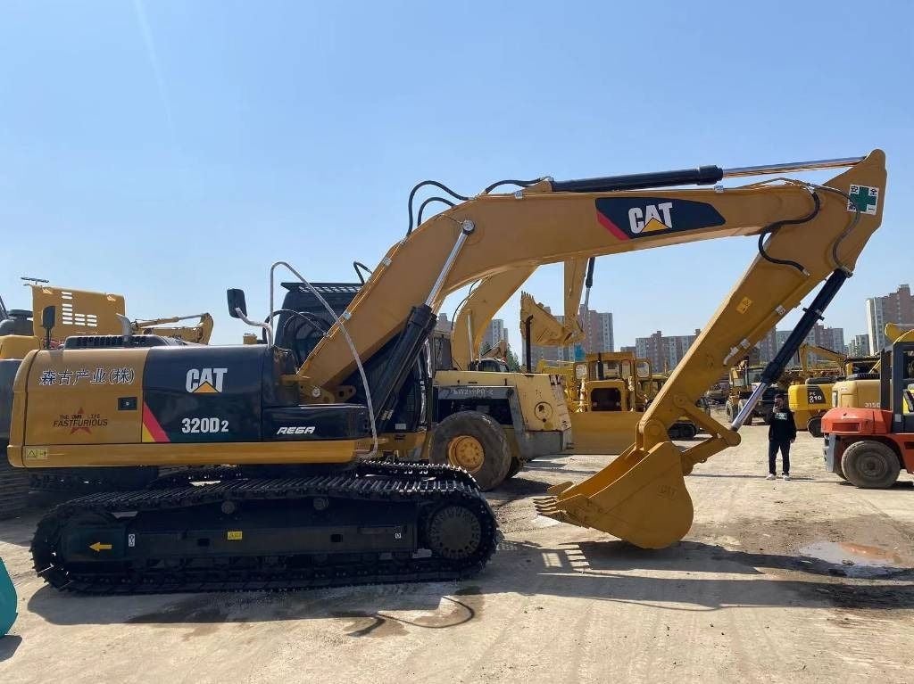 Экскаватор 2020 Caterpillar 320D2, вид сбоку