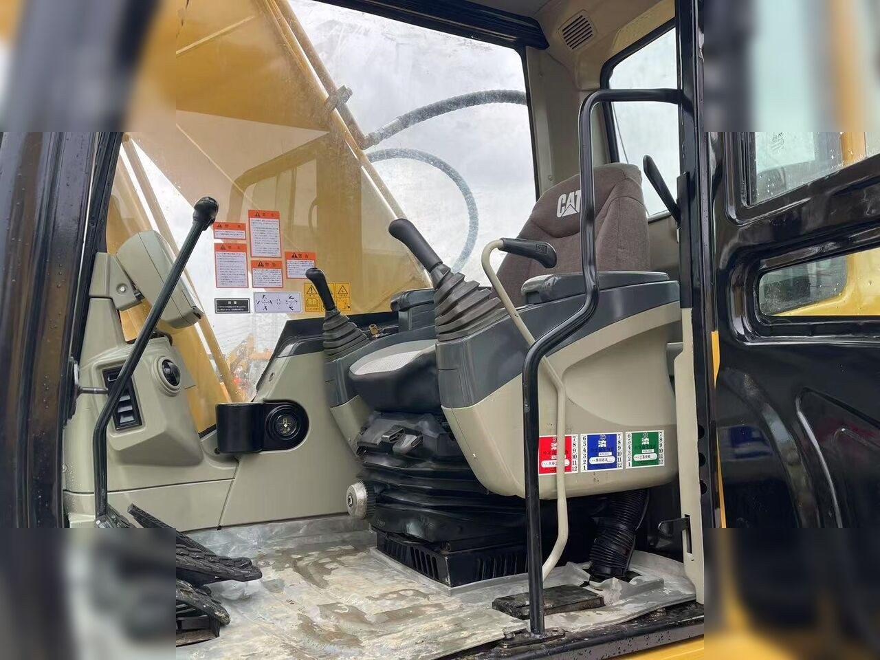 Vista interior de la cabina de la excavadora de orugas Caterpillar 320CL de 2012