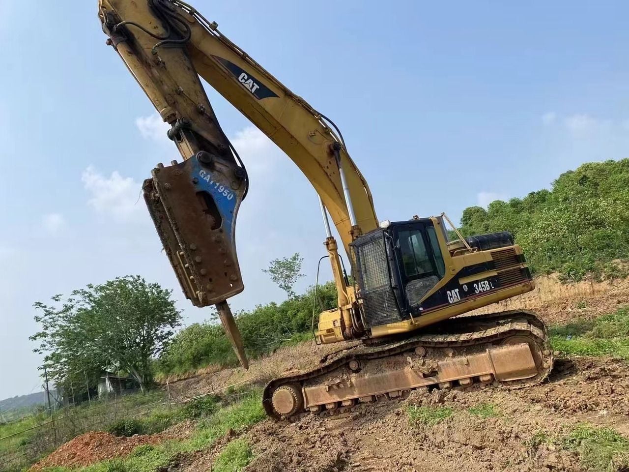 2006 Caterpillar 345B crawler excavator with hydraulic breaker attachment