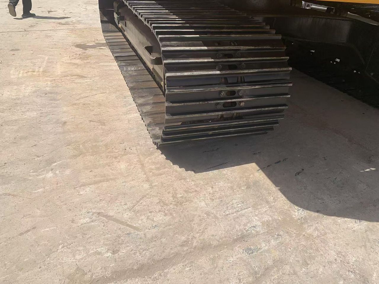 2016 Caterpillar 320CL crawler excavator track detail