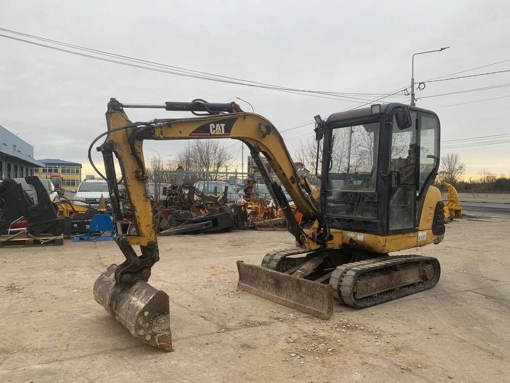 2000 Caterpillar 302.5 mini excavator, side profile view