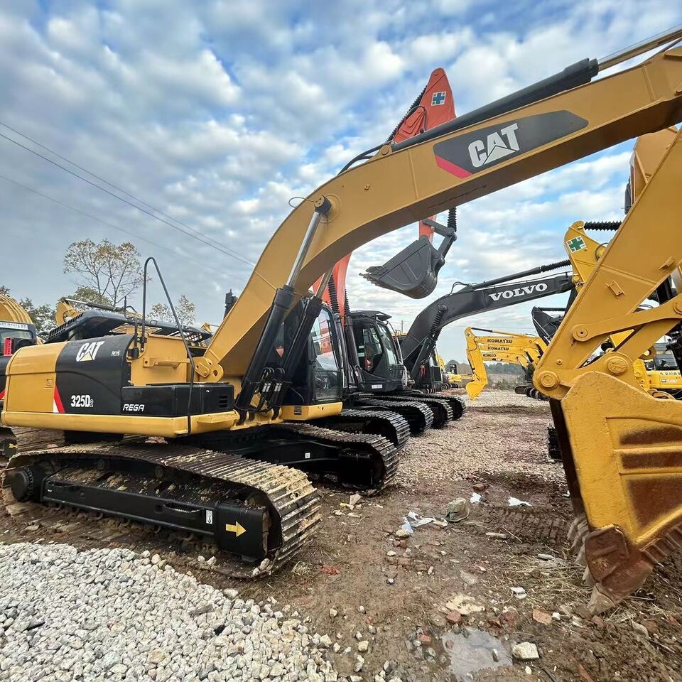 Caterpillar 325D crawler excavator, side view
