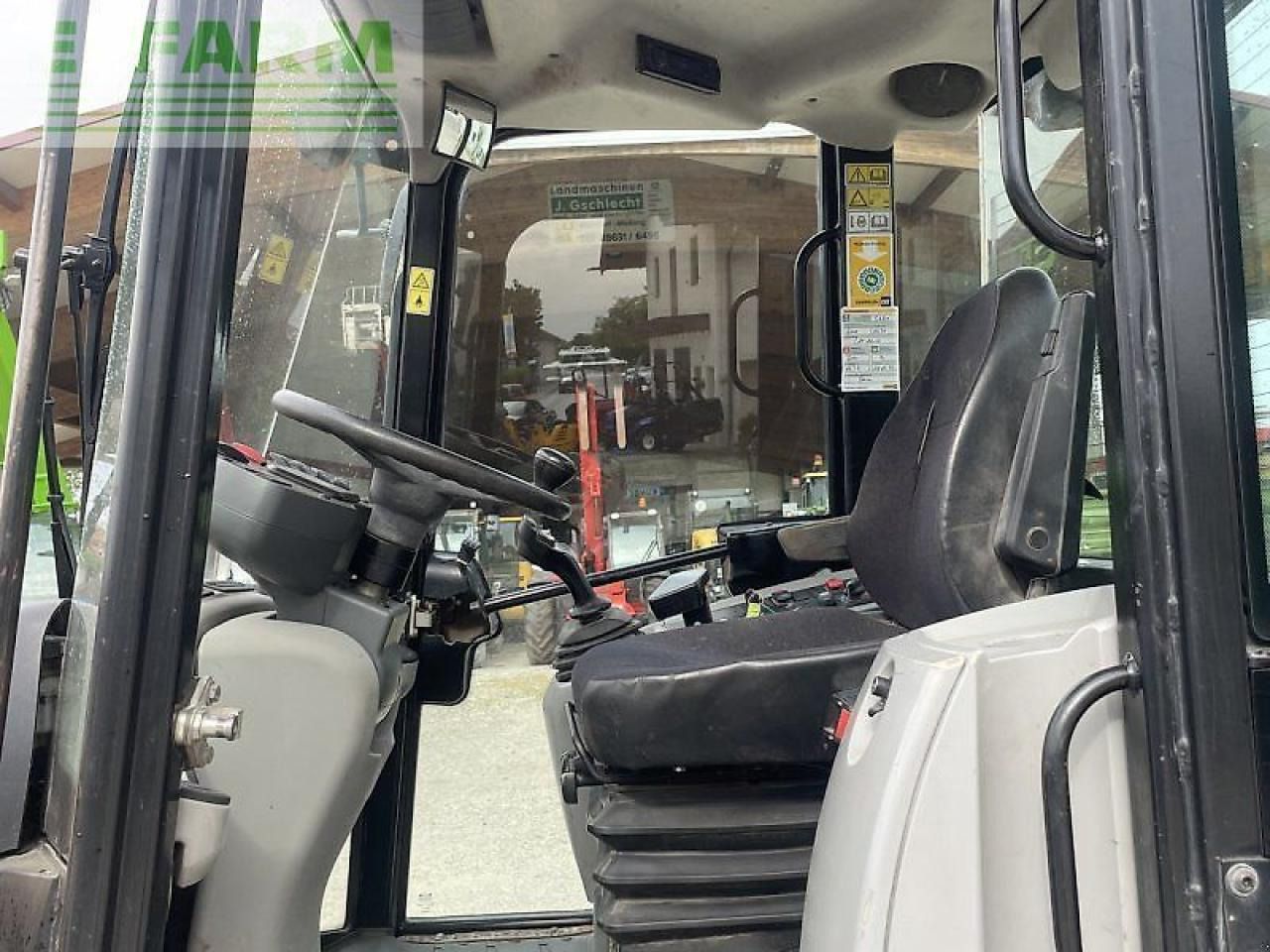 2011 Caterpillar 908H interior view