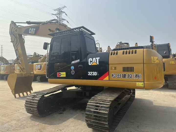 Escavadora de rastos Caterpillar 323DL de 2022, vista traseira a três quartos