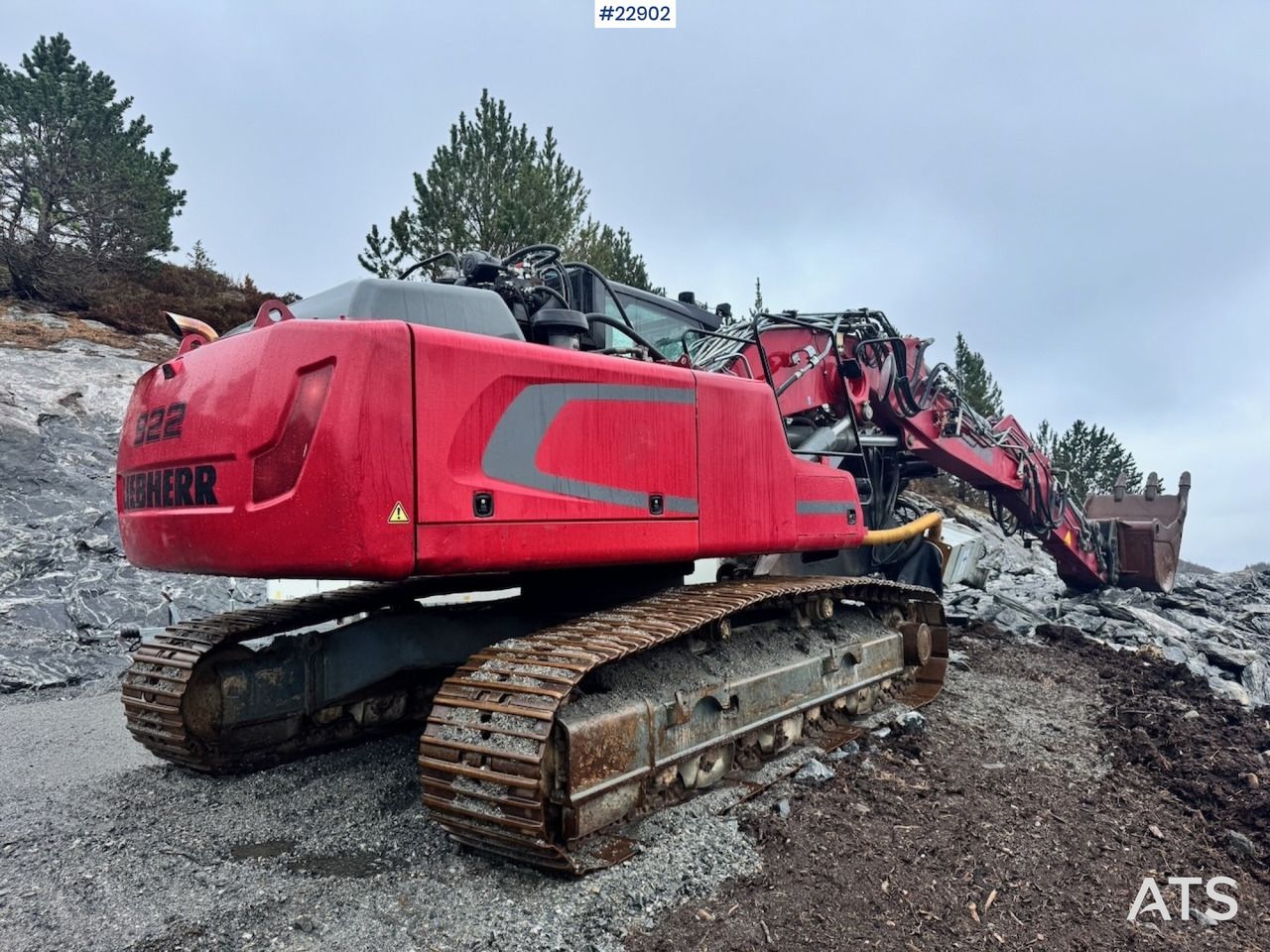 2014 Liebherr R922 crawler excavator, rear three-quarter view
