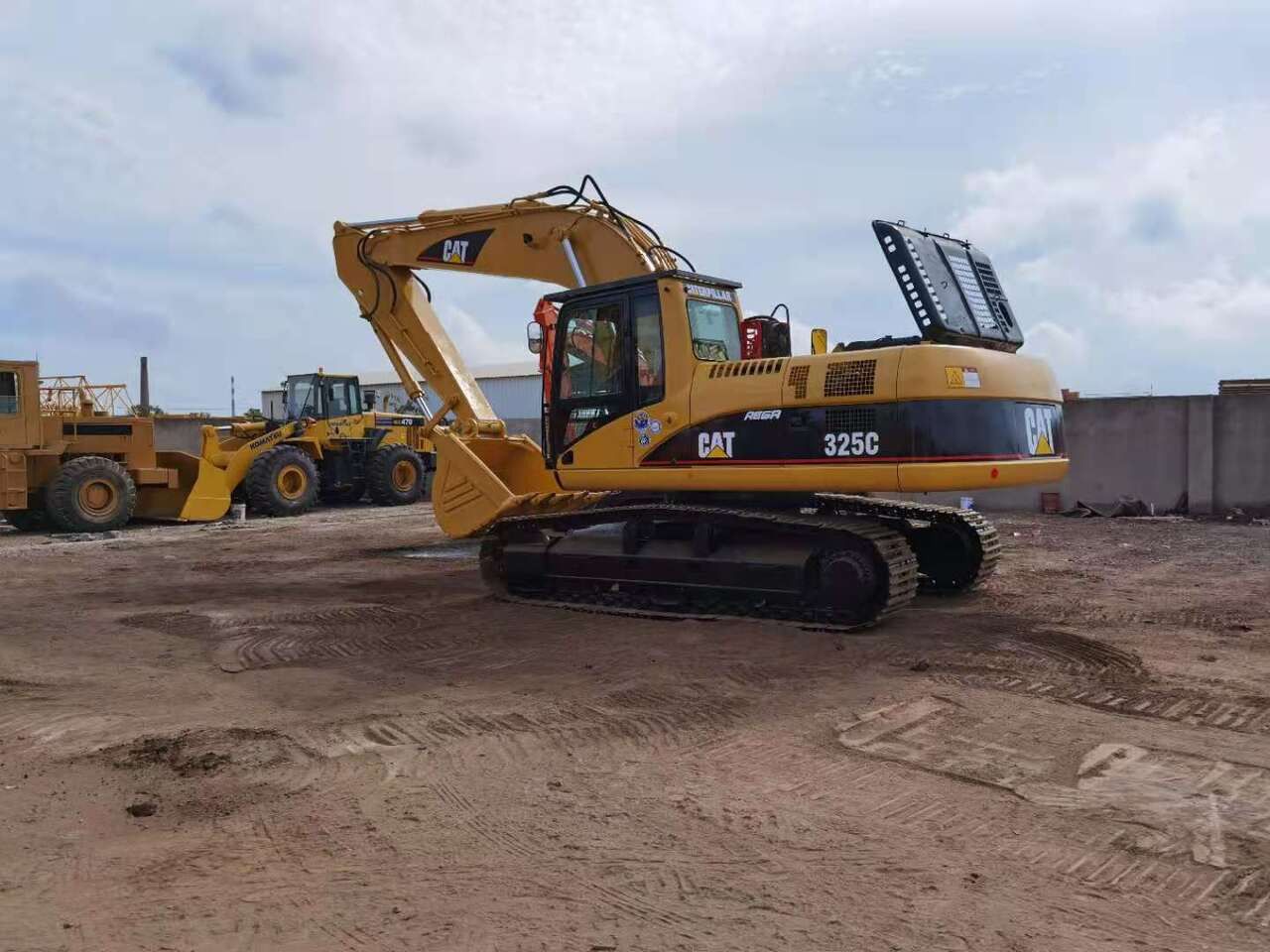 2010 Caterpillar 325C crawler excavator, side profile view