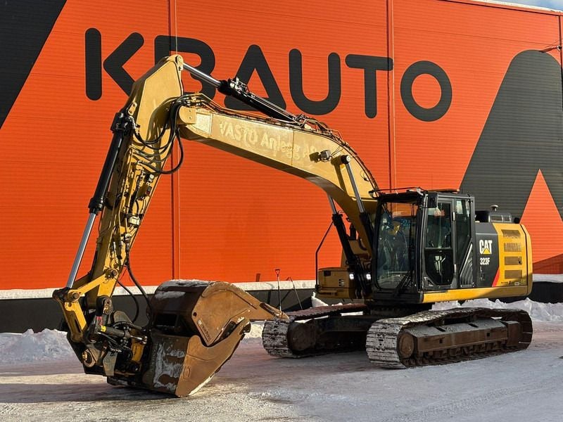 2017 Caterpillar 323F L crawler excavator side view 2017 Caterpillar 323F L crawler excavator side view