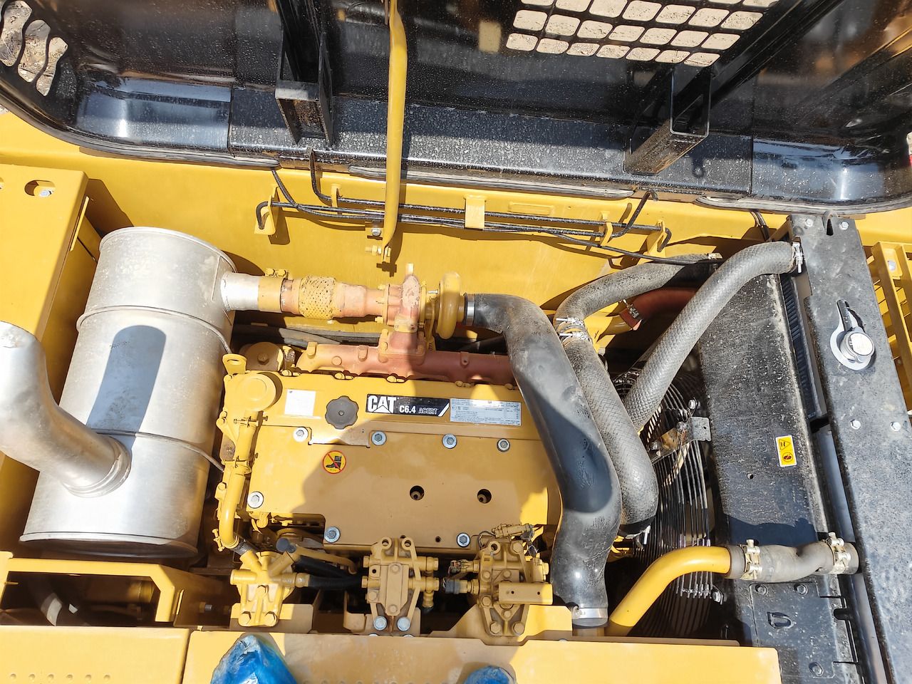 Escavatore cingolato Caterpillar 320D2 del 2026, vano motore