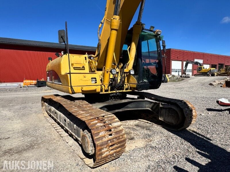 2005 Caterpillar 325C crawler excavator, rear three-quarter view