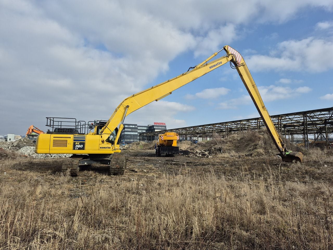 2015 Komatsu PC360LC-10 crawler excavator, side view