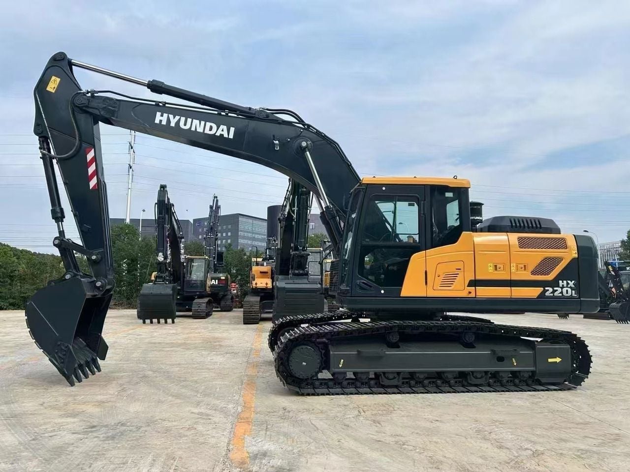 Hyundai HX220L crawler excavator, side profile view