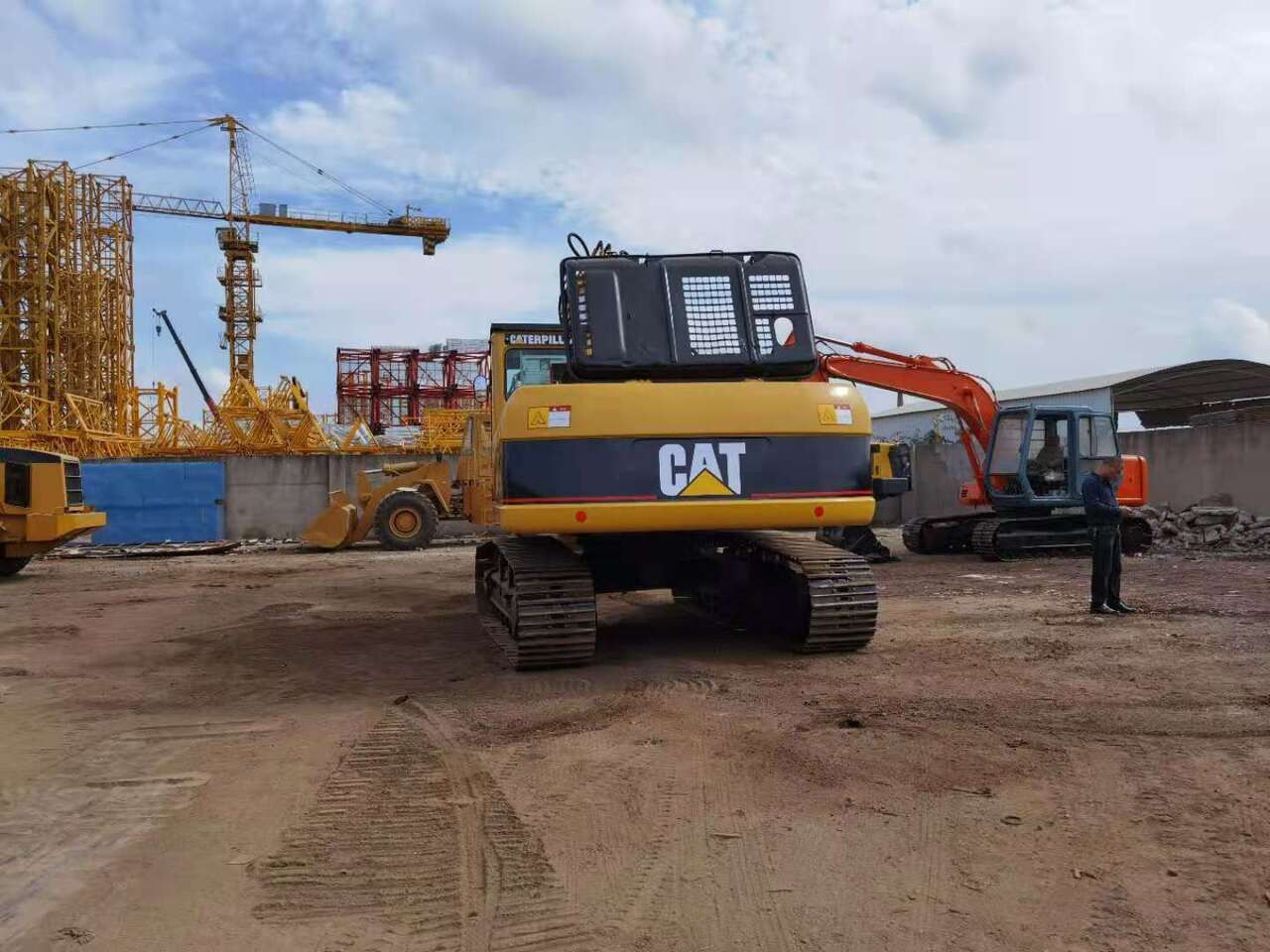 2010 Caterpillar 325C crawler excavator, rear view