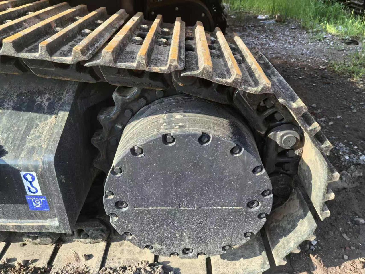 2024 Komatsu PC400-8 crawler excavator track drive detail 2024 Komatsu PC400-8 crawler excavator track drive detail