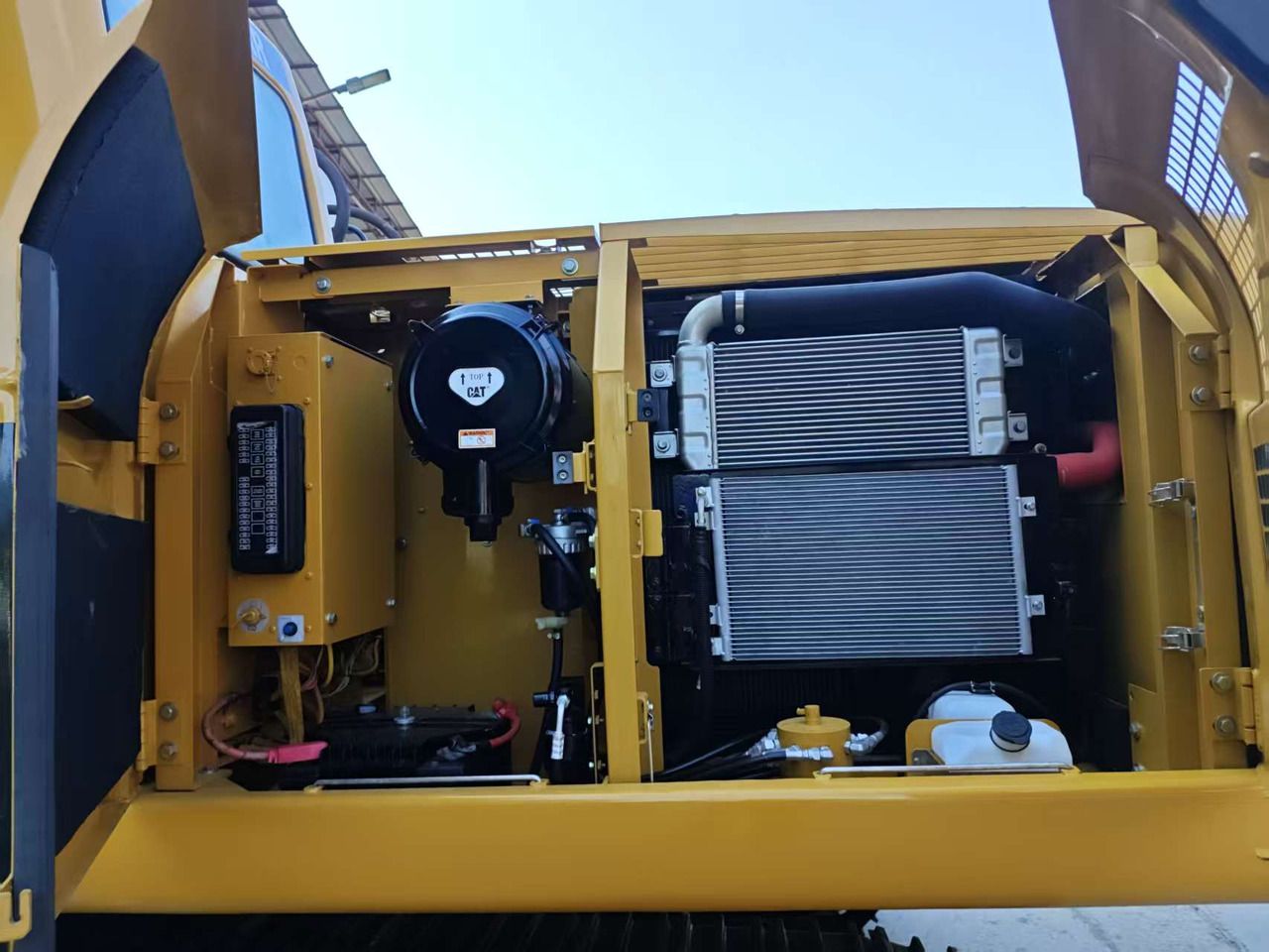 Escavadora de rastos Caterpillar 320CL de 2010, vista do compartimento do motor