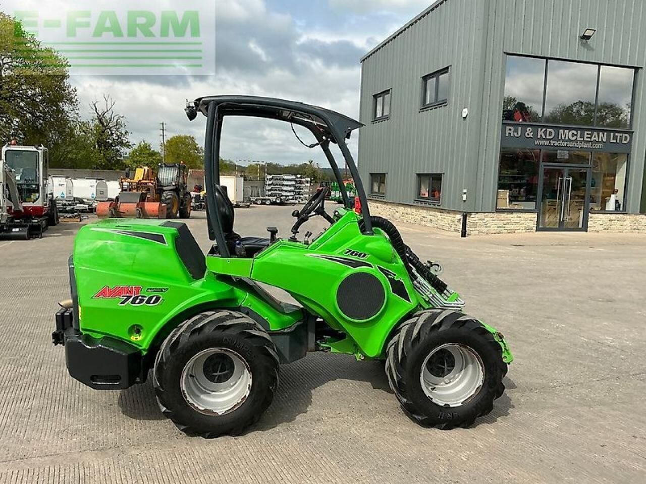 2023 Avant 760i mini excavator side view