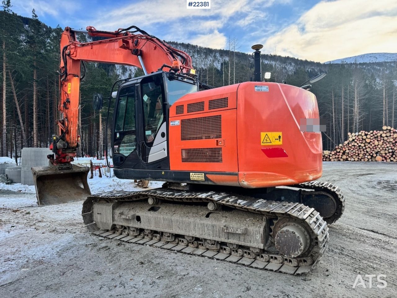 2017 Hitachi ZX225USRLC-6 crawler excavator, rear three-quarter view 2017 Hitachi ZX225USRLC-6 crawler excavator, rear three-quarter view