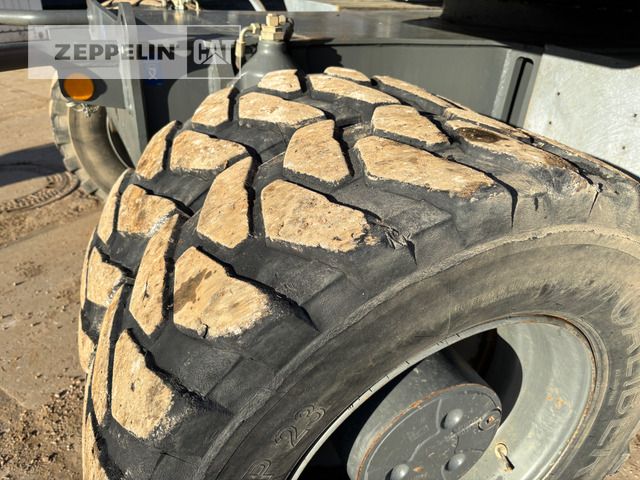 2019 Liebherr A920LI wheel excavator tire detail