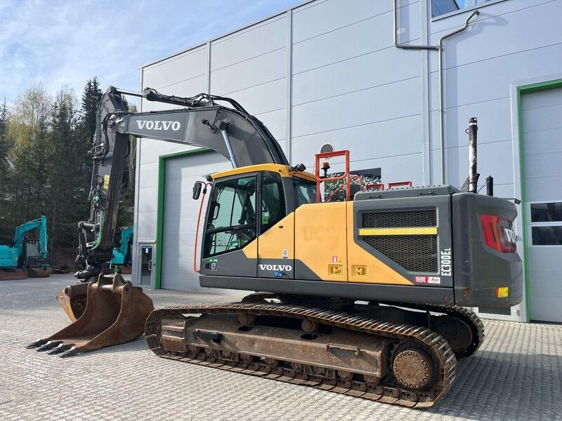 2017 Volvo EC300EL crawler excavator, side view