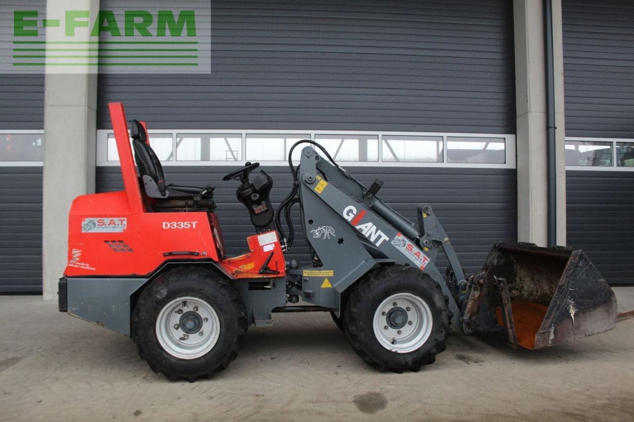 2009 Giant D 335 T mini excavator side view