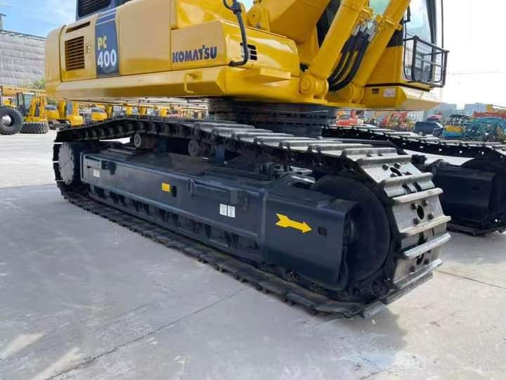 2021 Komatsu PC400-8 crawler excavator lower undercarriage view 2021 Komatsu PC400-8 crawler excavator lower undercarriage view